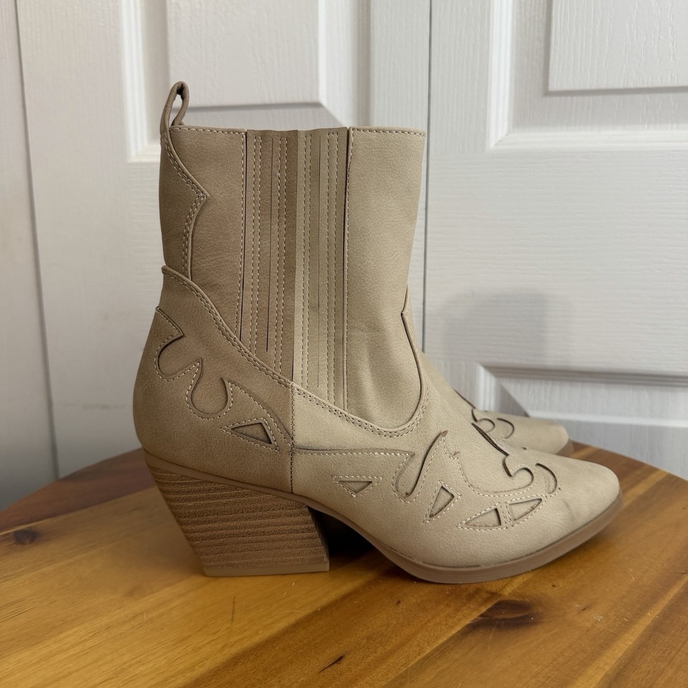 Soda Two Tone Cream Tan Faux Suede Heeled Ankle Boots Women's Size‎ 8 Boho Rodeo